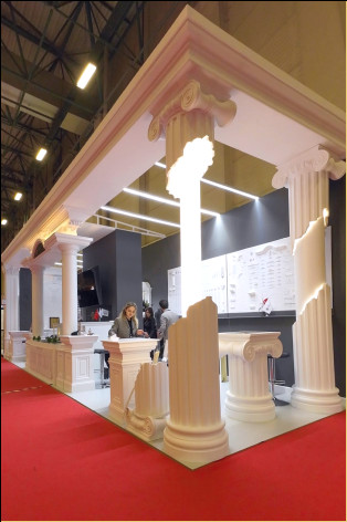 Modele de coloane decorative iluminate Coloanele iluminate sunt produse decorative moderne care oferă un aspect estetic și o iluminare funcțională în spațiile interioare și exterioare. Combinând arhitectura clasică cu tehnologia LED, aceste coloane sunt preferate în zone prestigioase, precum hoteluri, săli de nunți, magazine și vile. Coloanele noastre iluminate, produse din material poliuretanic, sunt ușoare, durabile și ușor de aplicat.