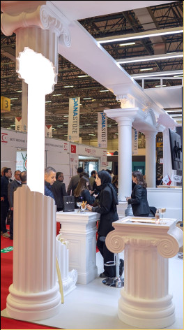 Modele de coloane iluminate decorative Coloanele iluminate sunt produse decorative moderne care oferă un aspect estetic și o iluminare funcțională în spațiile interioare și exterioare. Combinând arhitectura clasică cu tehnologia LED, aceste coloane sunt preferate în zone prestigioase, precum hoteluri, săli de nunți, magazine și vile. Coloanele noastre iluminate produse din material poliuretanic sunt ușoare, durabile și ușor de aplicat.