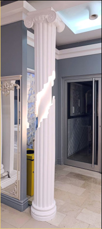 Modele de coloane iluminate decorative Coloanele iluminate sunt produse decorative moderne care oferă un aspect estetic și o iluminare funcțională în spațiile interioare și exterioare. Combinând arhitectura clasică cu tehnologia LED, aceste coloane sunt preferate în zone prestigioase, precum hoteluri, săli de nunți, magazine și vile. Coloanele noastre iluminate produse din material poliuretanic sunt ușoare, durabile și ușor de aplicat.