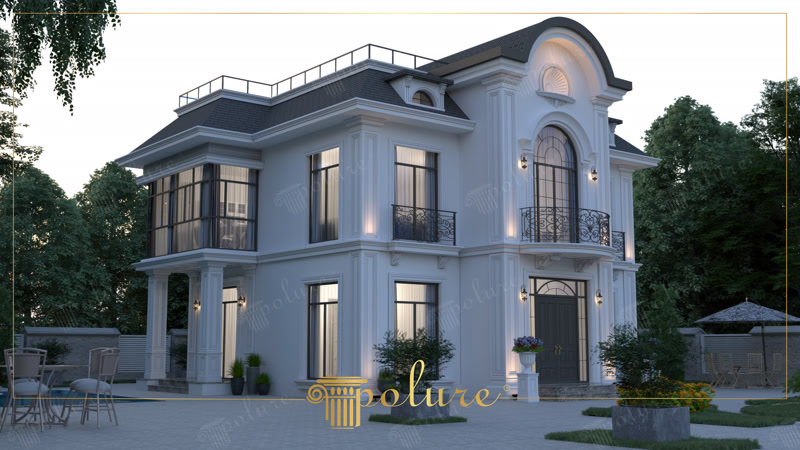 Profile din Poliuretan pentru Fațade de Vilă Neoclasică Montajul profilelor decorative din poliuretan pe fațadele neoclasice de vilă oferă o rezistență mecanică superioară și un finisaj arhitectural precis fără a supraîncărca structura de rezistență. Densitatea poliuretanului de mare densitate de aproximativ 150-220 kg/m³ (țintă ~160 kg/m³) asigură o stabilitate dimensională excelentă, împiedicând deformările cauzate de fluctuațiile termice extreme între -100 °C / +80 °C. Spre deosebire de elementele din beton sau ipsos clasic, profilele rigide din poliuretan au o rată de absorbție a apei de sub 0.1%, garantând o protecție totală împotriva ciclurilor repetate de îngheț-dezgheț.

În cadrul acestui proiect rezidențial, încadrarea ferestrelor s-a realizat prin combinarea ancadramentelor din seria P1454, P1456, P1458, P1459, P1462A și a elementelor decorative de colț P14D40. Fixarea acestor profile se efectuează prin ancorare mecanică combinată cu adeziv poliuretanic structural. Pentru realizarea stâlpilor decorativi de pe fațadă, au fost folosite componente modulare din seriile P5020B, P5020I, P5020W, P5030BC, P5040, P5040D și P5040W. Îmbinările dintre profile se sigilează cu un adeziv special pentru rosturi, urmat de șlefuire ușoară pentru a crea suprafețe complet continue.

Cornișele de la nivelul acoperișului și panourile decorative P3040A adaugă adâncime vizuală structurii, protejând în același timp zonele sensibile ale zidăriei de scurgerea directă a apei pluviale. Deasupra ferestrelor principale și a zonei de acces, frontoanele decorative P2836 oferă un accent arhitectural bine definit. Sistemul mecanic de fixare presupune utilizarea diblurilor și a șuruburilor protejate la coroziune, îngropate la 2-3 mm în profunzimea profilului și acoperite ulterior cu chit poliuretanic monocomponent.

Aplicațiile exterioare din poliuretan sunt grunduite din fabrică, permițând aplicarea directă a vopselelor lavabile de exterior pe bază de rășini acrilice sau siliconice. Flexibilitatea structurală a materialului absoarbe micro-vibrațiile clădirii, prevenind apariția fisurilor la nivelul rosturilor, o problemă frecvent întâlnită la polistirenul expandat fără strat de protecție corespunzător. Utilizarea profilelor din poliuretan reduce semnificativ timpii de punere în operă și costurile generale de întreținere ale clădirii.