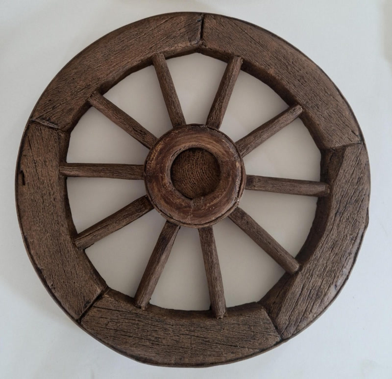 Poliuretan Roată Decorativă Tavan P1950A Model Rustic Elementul decorativ din poliuretan în formă de roată rustică P1950A este o soluție tehnică optimă pentru finisarea plafoanelor în proiecte rezidențiale de tip vilă sau spații comerciale tematice. Fabricat dintr-o spumă poliuretanică de înaltă densitate, având o valoare de 150-220 kg/m³ (țintă ~160 kg/m³), acest element reproduce fidel structura lemnoasă cu spițe simetrice și suprafață texturată fără a adăuga o greutate structurală semnificativă pe suprafața de montaj. Spre deosebire de lemnul natural, poliuretanul oferă o rată de absorbție a apei de sub 1%, prevenind deformarea, fisurarea sau degradarea cauzată de umiditatea ambientală din interiorul spațiilor.

Din punct de vedere al aplicației practice, montajul roții decorative P1950A se realizează rapid prin fixare mecanică combinată cu adeziv structural pe bază de poliuretan. Greutatea redusă a piesei elimină necesitatea structurilor ajutătoare din oțel sau a ancorajelor grele în placa de beton. Pentru o integrare arhitecturală coerentă, roata se îmbină perfect cu grinzi și căpriori din poliuretan din gama P1950A, permițând realizarea unor plafoane casetate sau grilaje decorative complexe. Toleranța termică a materialului, cuprinsă între -100 °C / +80 °C, garantează stabilitatea dimensională pe termen lung, chiar și în zone supuse fluctuațiilor de temperatură.

Datorită suprafeței amorsate din fabrică, piesa poliuretanică permite aplicarea directă a vopselelor pe bază de apă, acrilice sau patine pe bază de solvenți ușori pentru obținerea diferitelor efecte de lemn băițuit sau învechit. În procesul de renovare al spațiilor cu tavane înalte, utilizarea poliuretanului reduce timpul de manoperă cu până la 60% comparativ cu prelucrarea și debitarea grinzilor din lemn masiv. Totodată, materialul este complet inert chimic și nu atrage dăunători xilofagi, eliminând definitiv costurile de întreținere și tratament antiseptic necesare lemnului clasic.

Versatilitatea tehnică a modelului P1950A permite utilizarea sa atât ca rozetă centrală pentru corpurile de iluminat, cât și ca element de accent pe pereți sau tavane suspendate. Montajul necesită doar pregătirea suprafeței suport prin curățare și aplicarea unei benzi de adeziv de fixare pe spatele flanșei centrale și al spițelor. Prin combinarea acestui profil cu sisteme moderne de iluminat led încastrat sau suspendat, se obține un ansamblu decorativ funcțional, sigur din punct de vedere al încărcării statice și extrem de durabil în exploatarea zilnică.