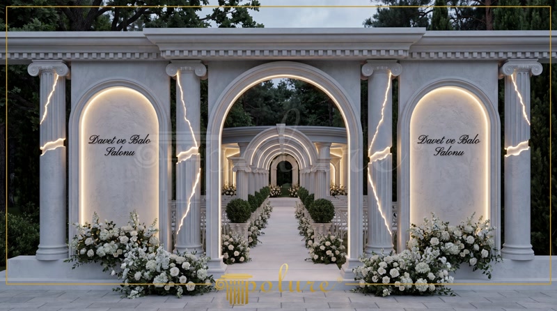 Poliuretan Coloane și Arcade Exterior pentru Săli Eventuri Sistemele de coloane și arcade din poliuretan de înaltă densitate reprezentate în acest proiect outdoor din Tokat oferă o soluție structurală decorativă rezistentă la intemperii, având o densitate medie de 150-220 kg/m³ (țintă ~160 kg/m³) care nu încarcă structura de rezistență a clădirilor. În această aplicație monumentală pentru un spațiu de evenimente, ansamblul include coloane P5230C, pilatri decorativi P5030BC și semicoloane din seria P5930B. Materialul garantează o stabilitate dimensională excelentă în intervalul de temperatură cuprins între -100 °C / +80 °C, eliminând riscul de fisurare cauzat de ciclurile repetate de îngheț și dezgheț.

Procesul de montaj al sistemului de coloane P5830 și P5240C implică o fixare dublă, atât mecanică prin tije filetate ancorate în peretele suport, cât și chimică cu adezivi poliuretanici monocomponenți. Îmbinările dintre elementele modulare P5230C50 și P583050 sunt etanșate cu adeziv structural special pentru rosturi, iar după uscare suprafața este șlefuită cu hârtie abrazivă de granulație 180-240 pentru a obține o continuitate perfectă a suprafeței înainte de aplicarea amorsării.

Integrările de iluminat LED în spațiile create de profilatură necesită o izolare hidrofugă riguroasă. Datorită ratei de absorbție a apei de sub 1%, poliuretanul previne infiltrarea umidității către circuitele electrice montate în profunzimea arcadelor. Finisajul final se realizează prin aplicarea a două straturi de vopsea elastomerică pentru exterior pe bază de apă, rezistentă la radiațiile UV, ceea ce previne îngălbenirea materialului și păstrează aspectul impecabil în timp.

Comparativ cu betonul decorativ sau elementele din GFRC, utilizarea ornamentelor din poliuretan reduce timpul global de instalare cu peste 60% și elimină necesitatea echipamentelor grele de ridicat pe șantier. Greutatea redusă facilitează o manipulare sigură pentru echipele de montaj și asigură o durabilitate ridicată fără riscul desprinderilor accidentale. Această soluție este ideală pentru spații comerciale și săli de festivități unde calitatea vizuală trebuie combinată cu eficiența tehnică.