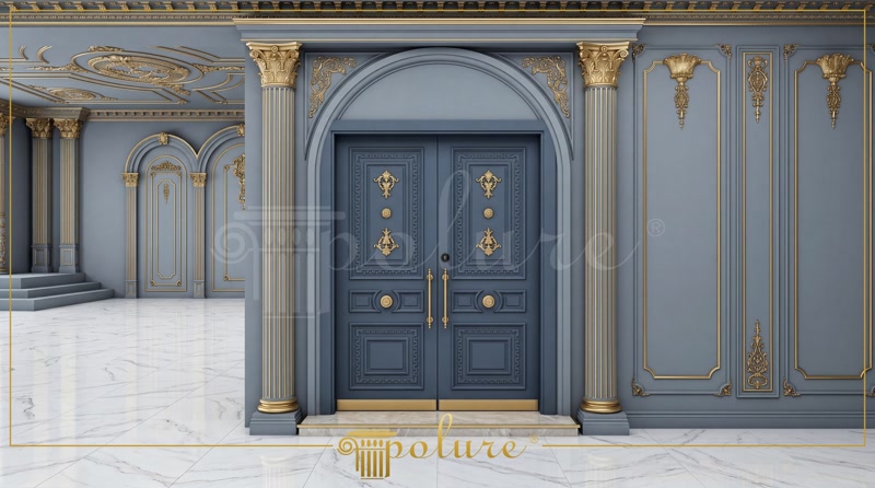 Modele Poliuretan pentru Săli de Evenimente și Uși Ansamblul decorativ din poliuretan de înaltă densitate pentru intrări monumentale reprezintă o soluție tehnică avansată destinată finisajelor interioare de mare anvergură în spații comerciale sau săli de festivități. Elementele din poliuretan, având o densitate structurală cuprinsă între 150 și 150-220 kg/m³ (țintă ~160 kg/m³), oferă o stabilitate dimensională excelentă și o rezistență sporită la impactul mecanic moderat. În această aplicație, cadrul ușii duble este realizat prin combinarea pilatrilor canelați din seria P5020 și P5030 cu profilul curbat P1456D160VI50 și ancadramentele din seria P14D40. Această structură modulară permite îmbinarea precisă a pieselor direct pe structura de zidărie sau gips-carton, asigurând un finisaj fără fisuri.

Procesul de montaj al profiilor din poliuretan necesită utilizarea unui adeziv structural pe bază de polimeri hibrizi pentru fixarea pe perete, precum și a unui adeziv special de îmbinare pentru sigilarea rosturilor dintre profile. Componentele precum capitelurile P5020C50 și bazele P5020B se poziționează la nivel utilizând ghidaje laser pentru menținerea verticalității perfecte a fuzelajului pilatrului. Rosturile dintre elementele arcuite P1456D115VI50 și profilele drepte P14D40 se șlefuiesc cu hârtie abrazivă cu granulație 220 după uscare, obținându-se o suprafață continuă pregătită pentru aplicarea grundului acrilic.

Comportamentul poliuretanului la variațiile de temperatură cuprinse între -100 °C / +80 °C și rata de absorbție a apei de sub 1% fac din aceste elemente o alternativă net superioară ipsosului clasic, care este casant și sensibil la umiditate. Elementele decorative din poliuretan nu adaugă o sarcină structurală semnificativă asupra peretelui, având o greutate redusă, dar menținând o duritate la suprafață comparabilă cu cea a lemnului de esență moale. Suprafața pre-amorsată din fabrică permite vopsirea facilă cu vopsele pe bază de apă, vopsele alchidice sau aplicarea foliei metalice pe ornamentele detaliate P28120 și coroanele P2857.

Utilizarea profilului flexibil P14D40D260VI25 și a elementelor de coronament P2857S oferă constructorilor și montatorilor flexibilitatea de a adapta decorațiunile la raze specifice de curbură ale bolților. În amenajările de mari dimensiuni, cum sunt sălile de nunți sau restaurantele clasice, acest sistem modular din poliuretan reduce timpul de punere în operă cu peste 50% comparativ cu stucaturile tradiționale. Rezultatul final este o structură rigidă, durabilă, ușor de întreținut prin ștergere periodică și complet rezistentă la contractare în timp.