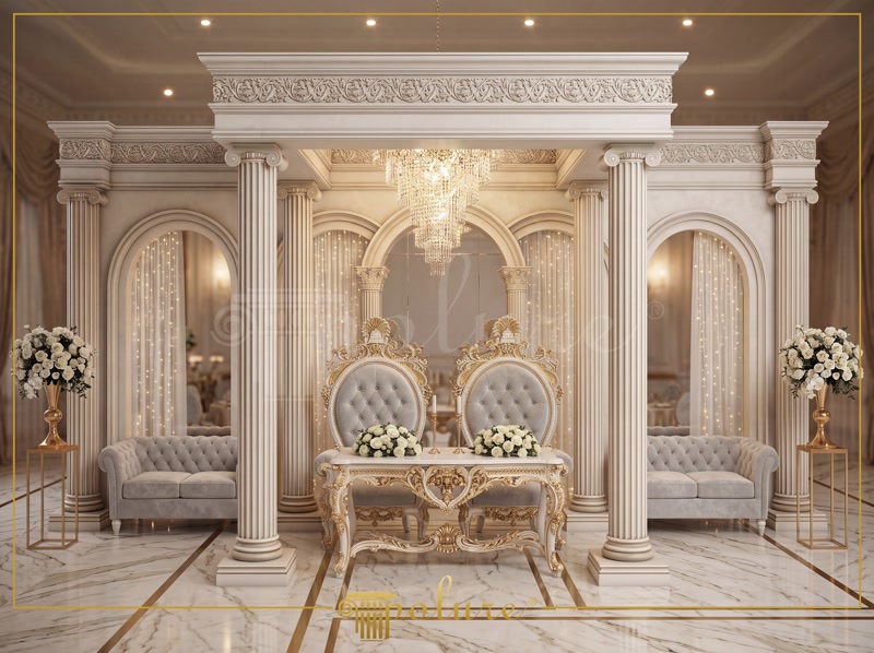 Coloane din Poliuretan Decorative cu Finisaj Patinat Coloane din poliuretan sculptat cu capiteluri clasice și finisaj negru aurit instalate pe profil interior.