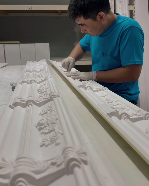 Profil ornamental lung este șlefuit și retușat manual de un lucrător.