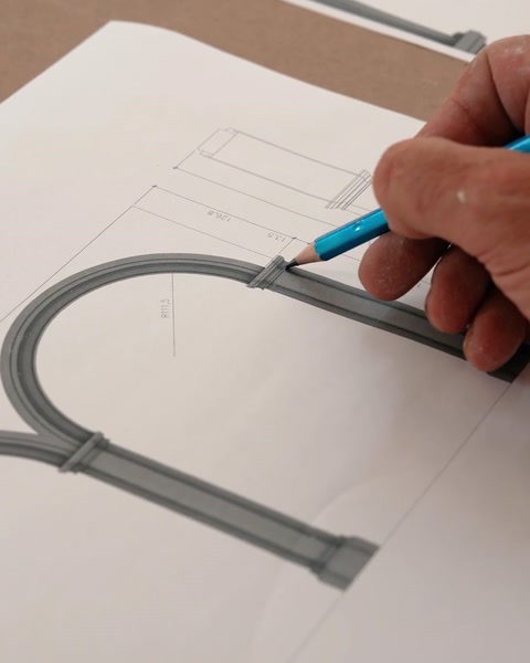 Schiță desenată manual pentru profilul unui element arcuit