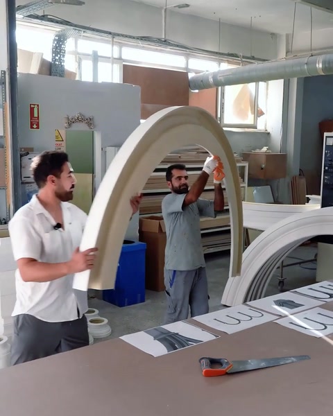 Doi bărbați verifică un modul de arc alb în atelier