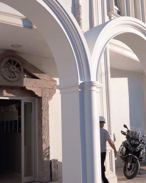 Aplicația finalizată cu arce și coloane la intrarea clădirii
