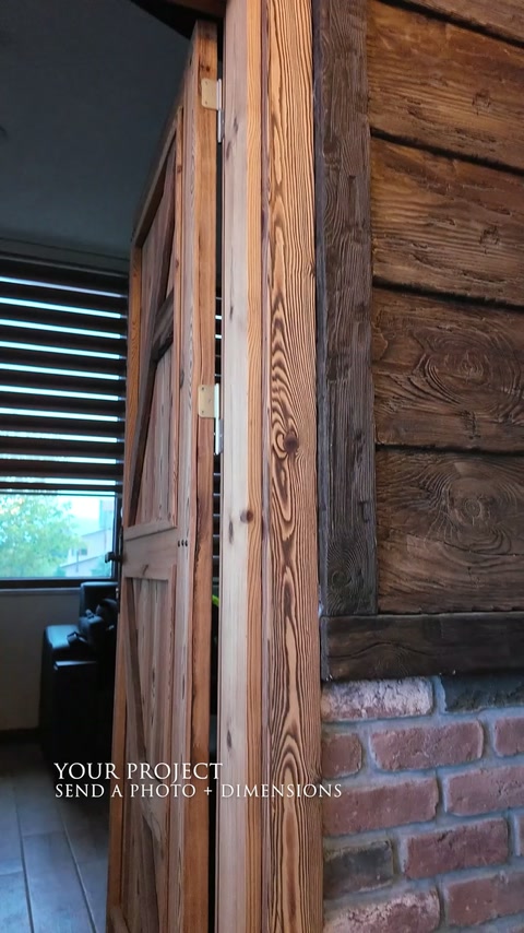 Îmbinare verticală între profile decorative, lângă cărămidă și fereastră.