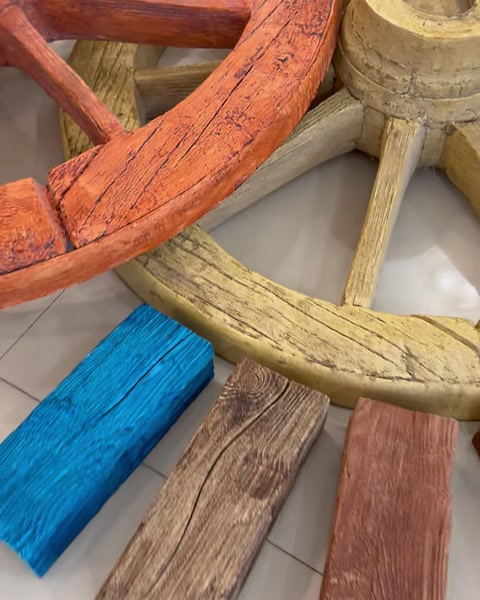 Roată de căruță și profile colorate imitație lemn pe podea