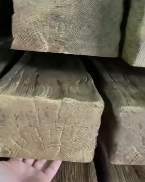 Detaliu grindă cu textură crăpată, efect lemn masiv