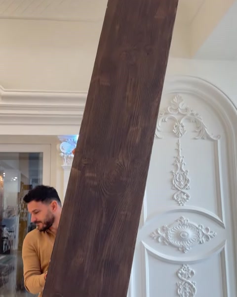 Grindă verticală expusă lângă decor clasic cu ornamente