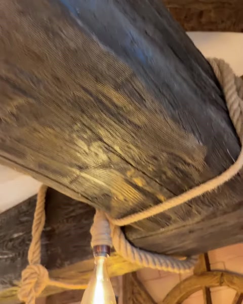 Grindă legată cu funie, cu bec decorativ atârnat