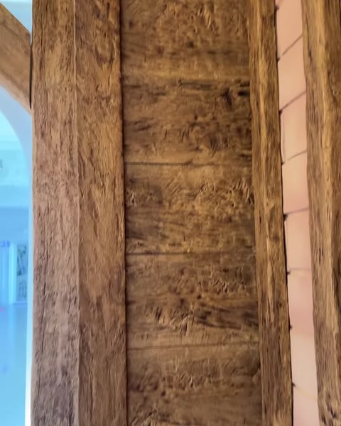 Grindă verticală cu textură de lemn lângă un arcadă