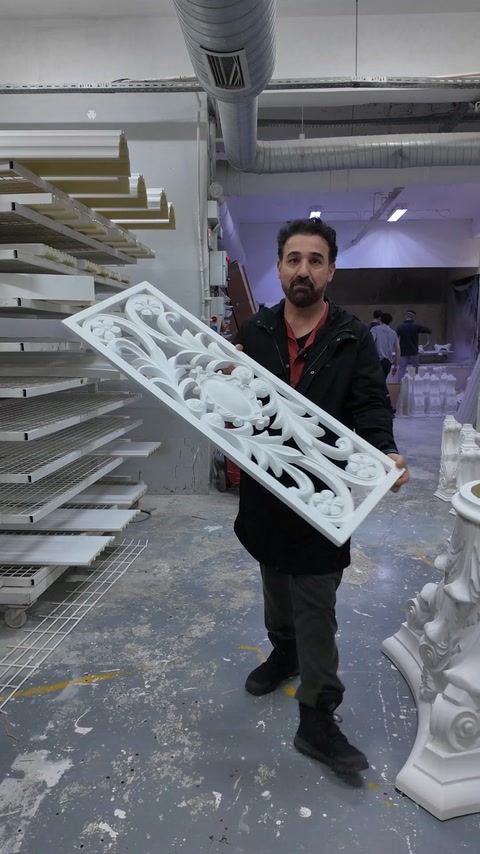 Panou traforat decorativ din poliuretan ținut în mâini