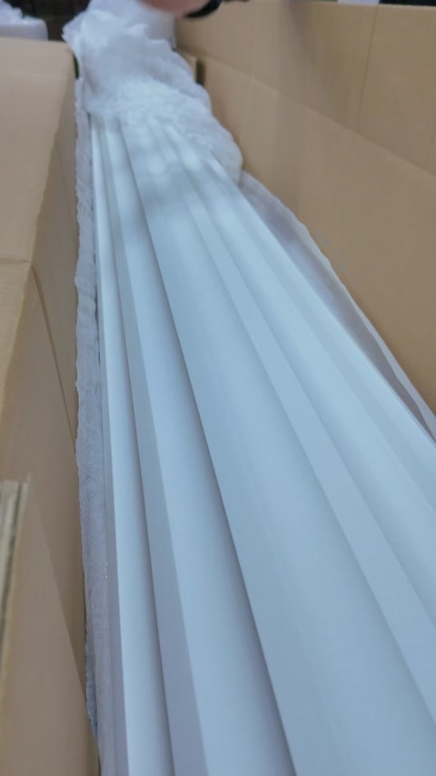 Profil de cornișă ambalat vizibil în folie de plastic