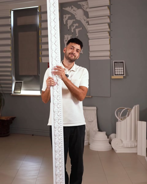 Brâu rigid vertical cu model floral fin, prezentat lângă panou