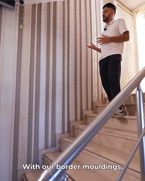 Scară interioară decorată cu panouri și profile din poliuretan pe pereți