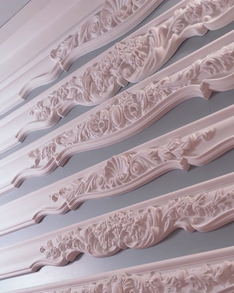 Prim-plan cu brâuri sculptate cu frunze de acant și volute bogate