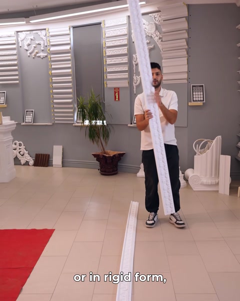 Brâu rigid sprijinit pe podea, perfect drept, fără să cedeze