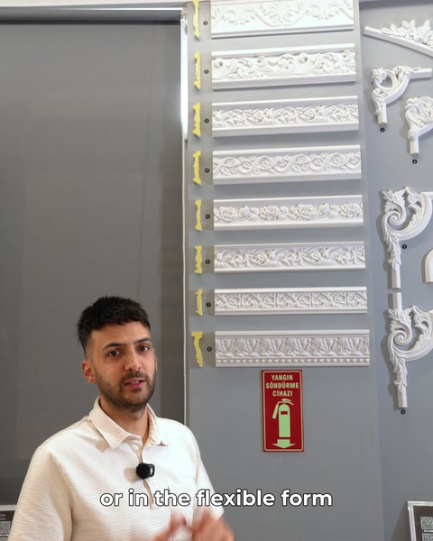 Prezentare a variantei flexibile lângă rafturile cu profile decorative