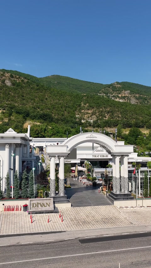 Ansamblu exterior decorat cu arcade, coloane și elemente de fațadă