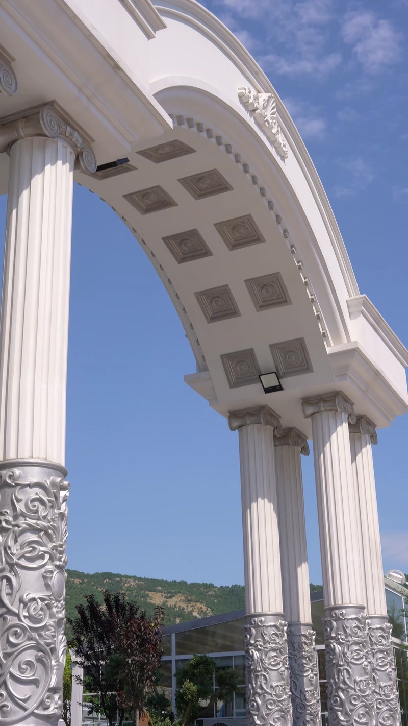 Detaliu exterior cu arcadă ornamentată și coloane canelate decorative