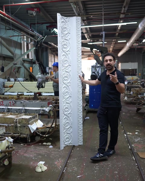 Scafa decorativă este ținută vertical pe toată lungimea