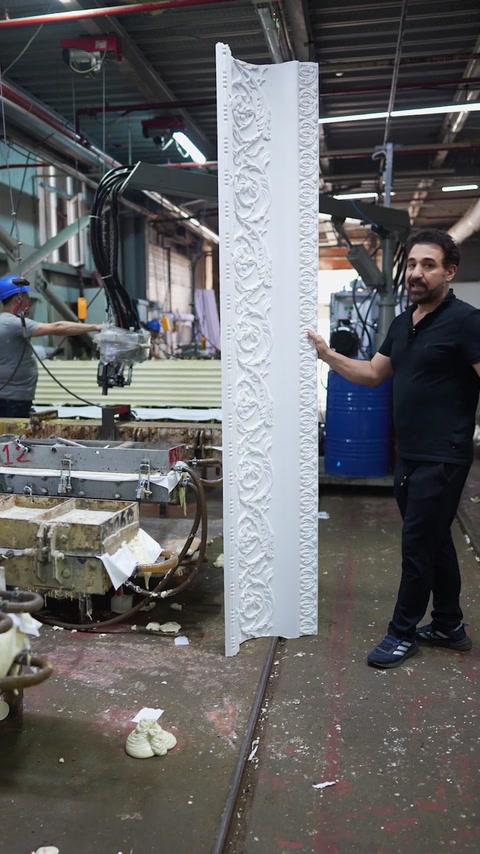 Demularea unei scafe decorative din poliuretan în fabrica Polure