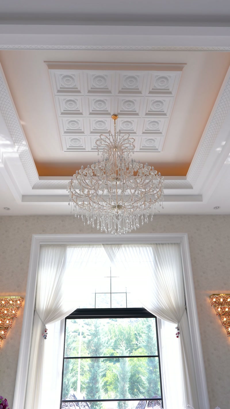 Candelabru din cristal sub o casetă geometrică de tavan