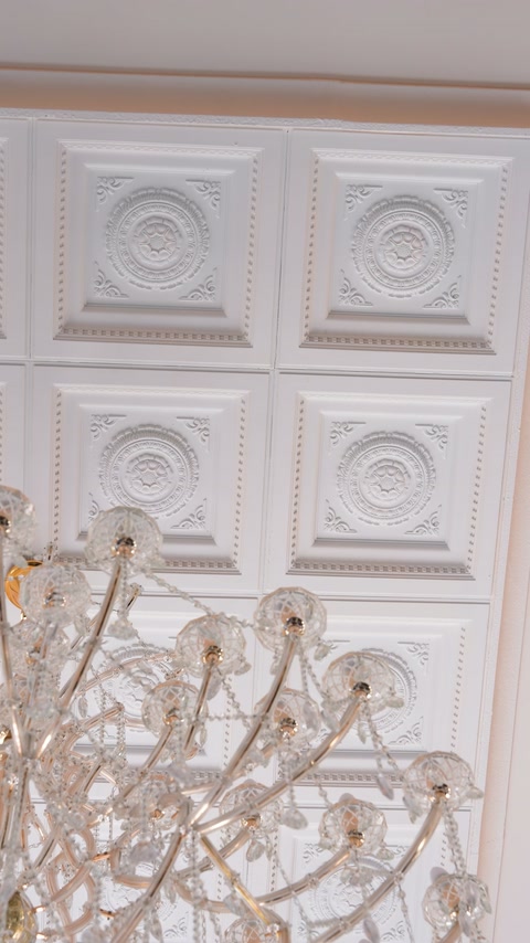 Rozete pătrate în relief și candelabru decorativ central