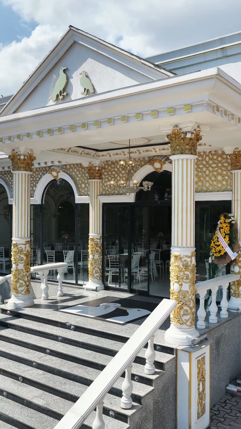 Fațadă clasică cu coloane canelate și ornamente aurii
