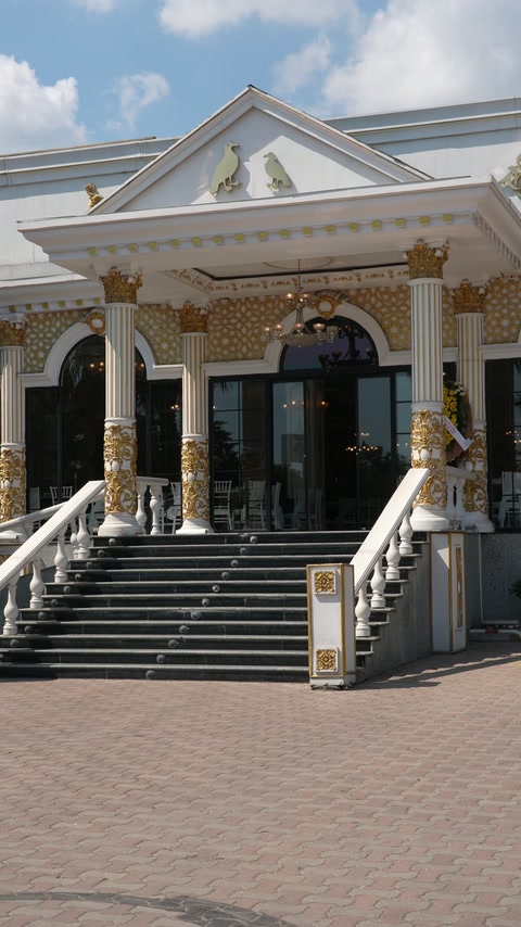 Intrarea principală evidențiată prin fronton și coloane ornamentale