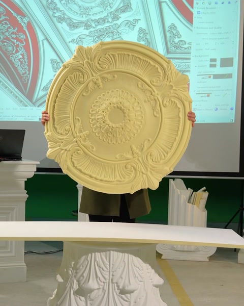 Femeie ține o rozetă circulară decorativă din poliuretan pentru tavan.