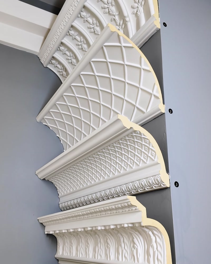 Profile decorative din poliuretan suprapuse, cu modele geometrice și florale