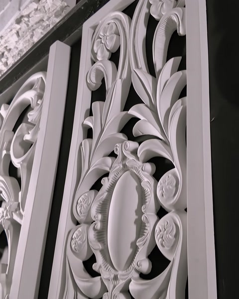 Panou decorativ din poliuretan cu model floral sculptat în relief