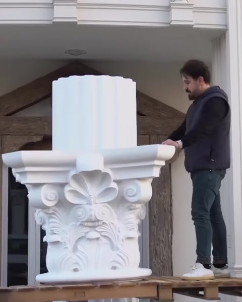 Capitel corintic mare montat pe stâlpul canelat al fațadei
