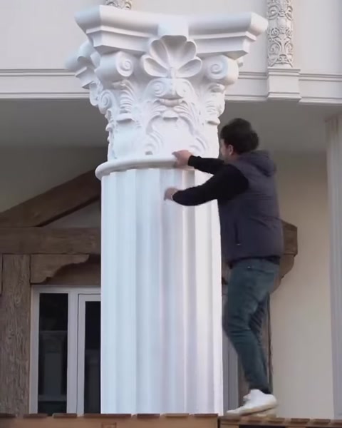 Muncitor fixează o secțiune canelată sub capitelul montat