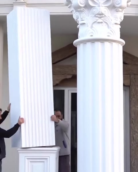 Muncitor montează un panou canelat pe al doilea stâlp