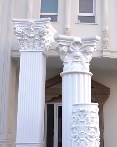 Doi stâlpi cu capiteluri corintice montate pe fațadă
