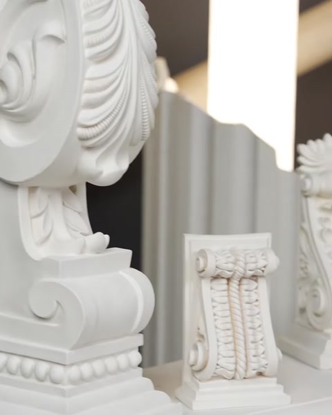 Detaliu al unui capitel cu frunze de acant sculptate, stil corintic.