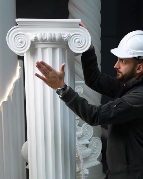 Detaliu al capitelului ionic turnat din poliuretan alb.