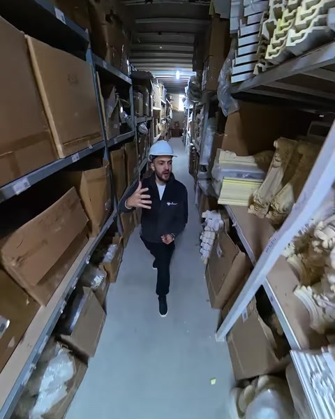 Depozit cu rafturi pline de produse ambalate Polure.