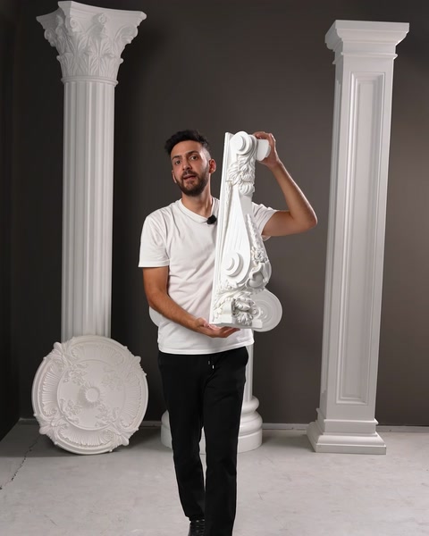 Capitel de coloană ridicat deasupra capului, model clasic.