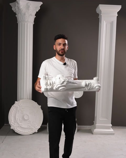 Consolă decorativă cu volute ținută orizontal, detaliu profil.