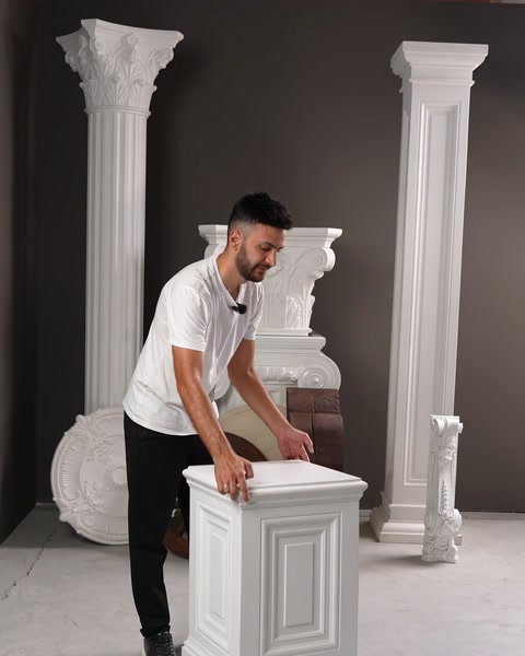 Panou decorativ cu linii diagonale așezat pe un soclu.