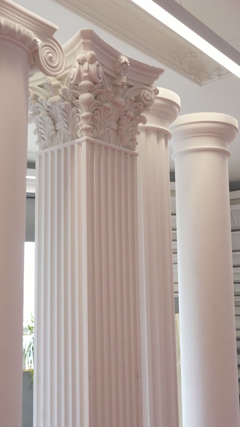 Capitel corintic bogat ornamentat pe un corp vertical canelat