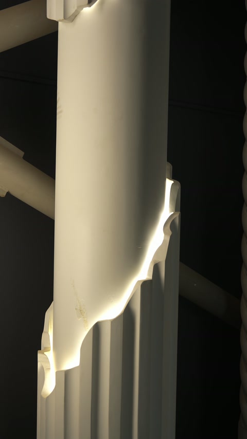 Corp neted de coloană traversat de un decupaj luminos diagonal