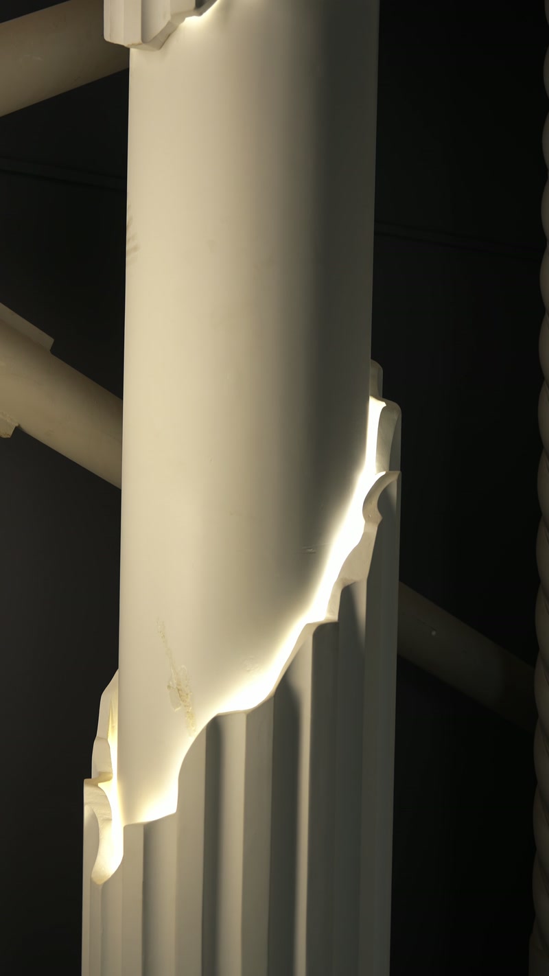 Corp neted de coloană traversat de un decupaj luminos diagonal