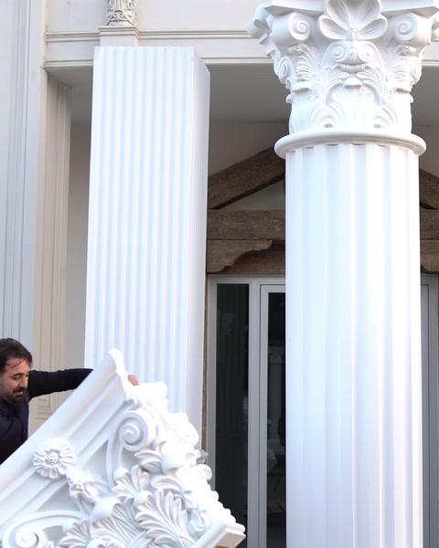 Capitelul decorativ este ridicat lângă coloanele fațadei
